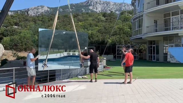 Алюминиевая раздвижная система Алютех SL- 160 со стеклопакетами из закалённого стекла.