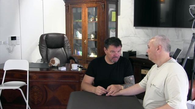 Чикуров ставит руки ученикам на семинаре по эстетике лица