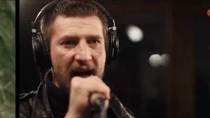 песня к сериалу чума александр устюгов музыкант актер про девяностых 90-х россия лихие