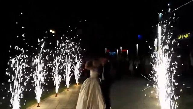 Фонтаны сценические холодного огня на свадьбе в Тюмени 95-86-00