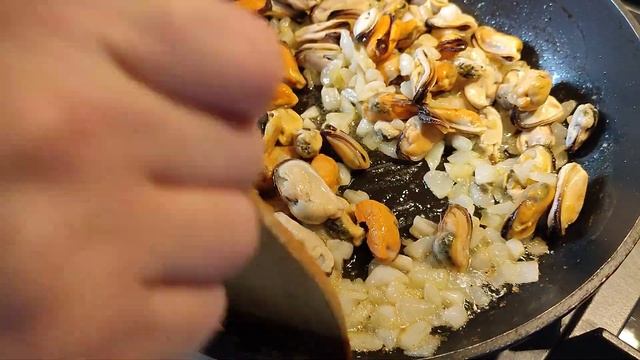 МИДИИ НА СКОВОРОДЕ В ЛУКОВО-ЧЕСНОЧНОМ ОСТРОМ СОУСЕ смотреть онлайн