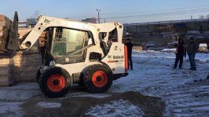 Загрузка погрузчиком Bobcat S650 паллет с кирпичом весом 1300 кг на прицеп