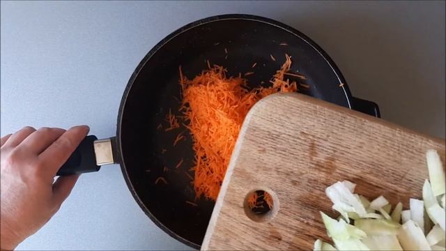 ТУШЕНАЯ КАПУСТА С ОХОТНИЧЬИМИ СОСИСКАМИ - аромат на весь дом ТУШЕНАЯ КАПУСТА на сковороде в казане смотреть онлайн