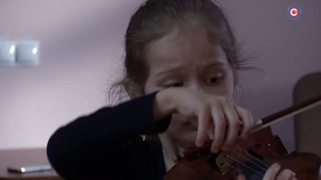 Мастеровую скрипку подарили воспитаннице 1-й музыкальной школы Еве Плакун