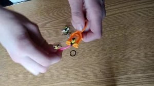 Пчёлка из резиночек на рогатке/как сплести пчелу из резинок на рогатке