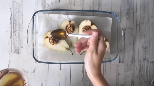 КАК ПРИГОТОВИТЬ ЗАПЕЧЕННУЮ ГРУШУ В ДУХОВКЕ С МЕДОМ И ОРЕХАМИ? Вкусный горячий десерт без муки смотреть онлайн