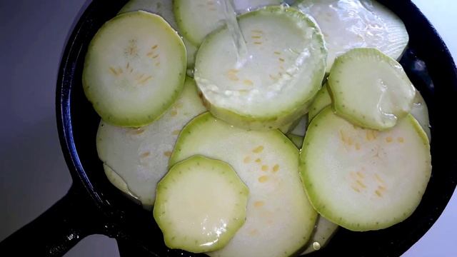 Тушенные кабачки! Рецепт со сметаной и помидорами! смотреть онлайн