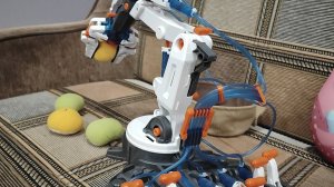 Управление роборукой манимулятором [видео для малышей]