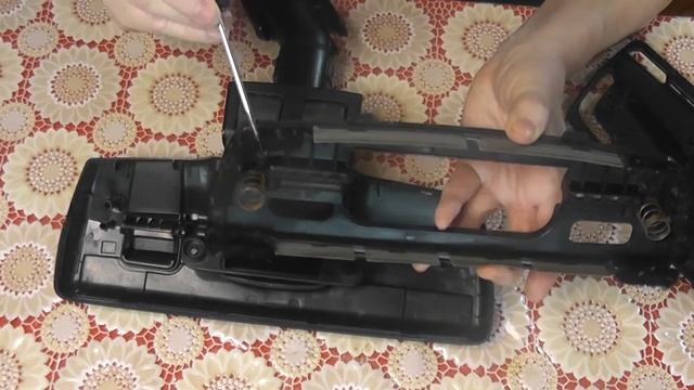 А вы знали, что щётку пылесоса можно почистить и помыть??