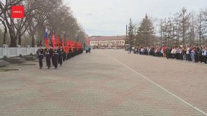 Школьникам передали на хранение военные знамёна