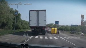 Неуправляемый КамАз с прицепом...