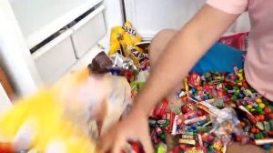 БОЛЬШОЙ мальчик нашел МНОГО КОНФЕТ | A LOT OF CANDY, REFRIGERATOR FULL OF SWEETS