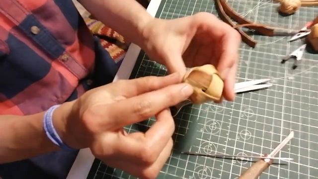 Плетение берестяного кубика-шаркунка. Часть 2-я. смотреть онлайн