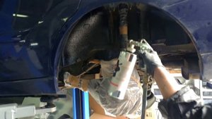 Обработка днища авто жидкой шумоизоляцией "Аэролюкс" Rubber paint