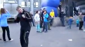 Парень танцует под кайфом на детской дискотеке