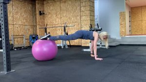 ТОП упражнений с использованием фитбола с различным исходным положением.