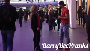 Пранк: как поцеловать незнакомую девушку в метро