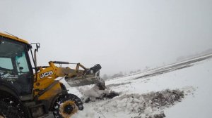 JCB 3CX Чищу ТЕПЛИЦЫ от снега #jcb Трактор экскаватор погрузчик JCB 3CX Эко в грязь и снег