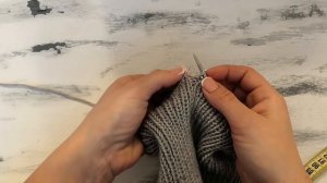 Вязаная шапка спицами резинкой 1х1 с модной острой макушкой