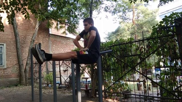 Угол под турником узким хватом / Готовлюсь к 4 разряду!! смотреть онлайн