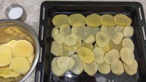 Картофель с мясным фаршем, луком и сыром слоями в духовке