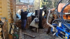 Установка кессона на пластиковую обсадную трубу НПВХ125.