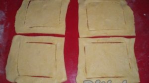 Булочки из слоеного дрожжевого теста с ревенем