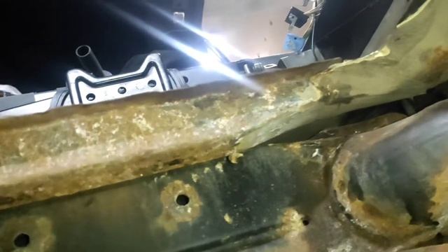 Ремонт, сварка ещё одного проблемного места БМВ Х5 е53. Аккумуляторная ниша. смотреть онлайн