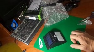 Уличный LED светильник с датчиком движения и солнечной батареей