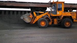 Выгрузка ОТСЕВА на ПОВЫШЕННОМ ПУТИ из ЖД ПЛАТФОРМ ( Видео Техпроцесс ).