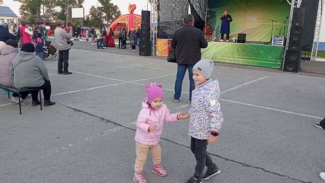 Аня и Вероника, 17 сентября  2022 год, посёлок Ленинский, Тульская область. смотреть онлайн