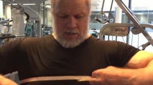 Анатолий Осипов, силовой жонглёр. 70 лет. бицепс 52 см