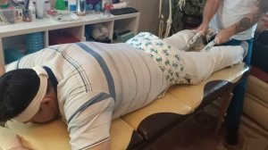 Вытяжка поясницы простынью при люмбаго, грыжах и других болях. Обучение мануальной терапии / Нюансы