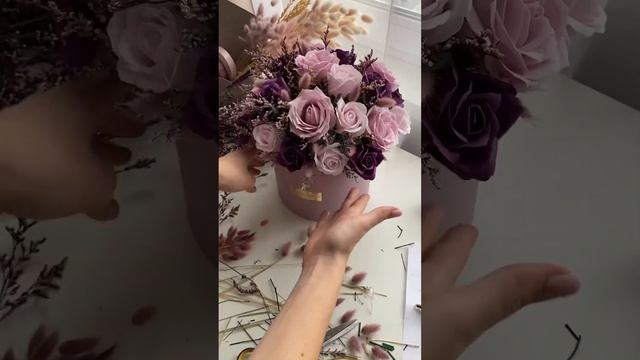 Собираю букет из мыльных цветов и стабилизированной зелени #цветы #мыльныерозы