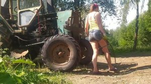 Вакцина для ЮМЗ. Шприцовка. Нашла не всё. Девушка и трактор.