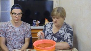 Миняева юлия и Илья Миняев .  Рецепт Густой томатной пасты .  семейные посиделки