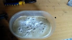 Очищаем старые спицы от ржавчины.