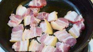 Поджарка с луком из свиной грудинки