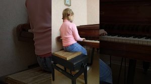 Учусь играть на фортепиано. Урок в музыкальной школе. i play pianin rock at music school Этюд.