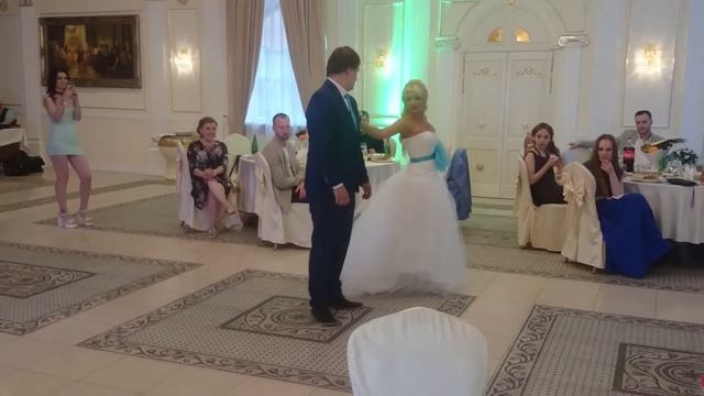 Медленный танец молодожен