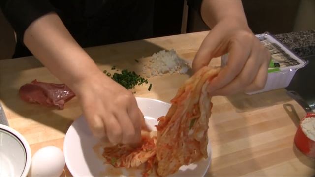 Two kinds of kimchi pancakes (Kimchijeon: 김치전) смотреть онлайн