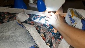 Лоскутный коврик в ванную. Из очень пёстрых лоскутков.