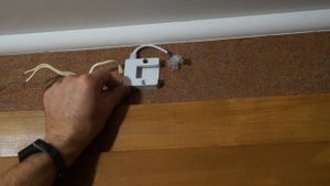 Установка и подключение светодиодного плафончика с датчиком движения своими руками.