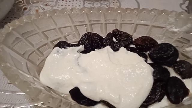 Десерт - чернослив с грецким орехом в сметанно - творожной заливке.