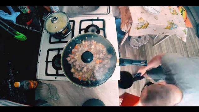 Свинина с шампиньонами в молочно-сметанном соусе смотреть онлайн