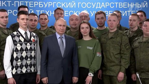 Россия все делает правильно, заявил Владимир Путин на встрече со студентами - участниками СВО