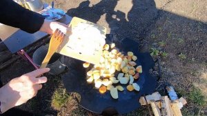Пикник. Жаренный картофель в сковороде из бороны ( садж ).