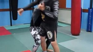 Как сделать боковую подсечку от нырка под руку в борьбе и жизни без кимоно (куртки).