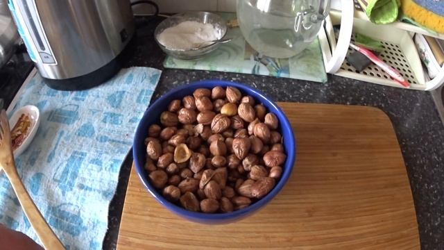 Фундук  Беларусь  Бланшировка орехов с  моего сеянца Удача. смотреть онлайн