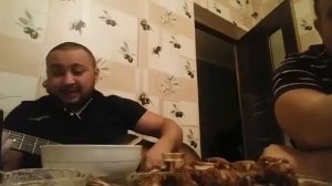 классно поет и играет на гитаре